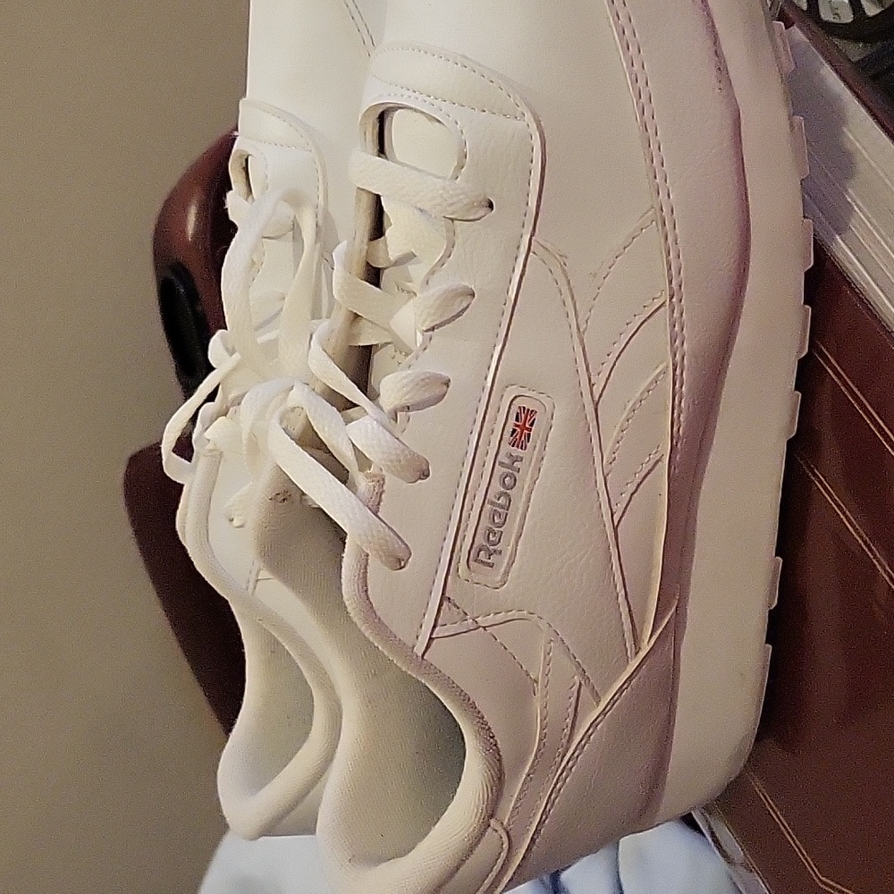 Woman Reeboks white Classic sneakers 11 wide